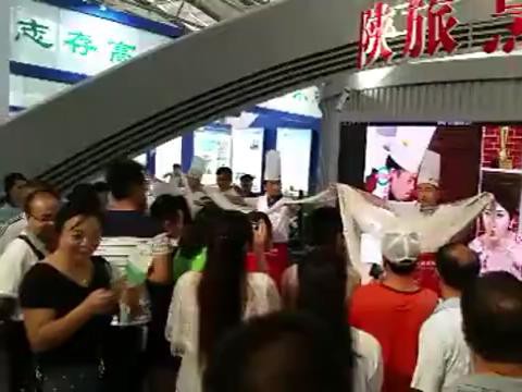 高招会上beat365官网学子精彩的拉面表演！