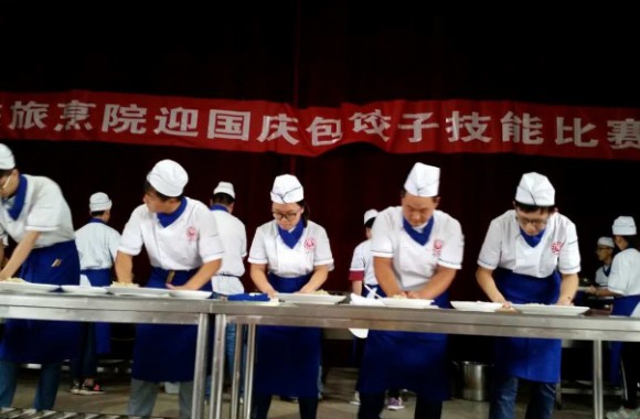 教务处举行“迎国庆包饺子”技能操作比赛