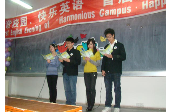 beat365官网英语社团举办英语歌手比赛