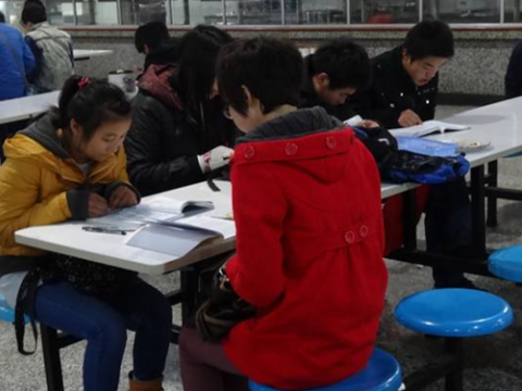 beat365官网298名学生参加全国餐饮职业经理人资格证书考试