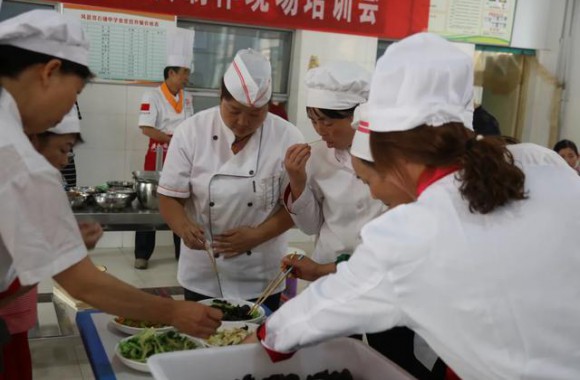 陕西凤县：国家级烹饪大师指导校（园）营养餐工作