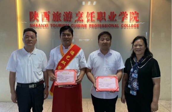 beat365平台官方网站全体教师庆祝第三十五个教师节