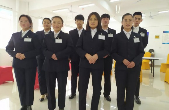 以赛促学！beat365平台官方网站举办酒店管理专业“中西餐宴会摆台”比赛