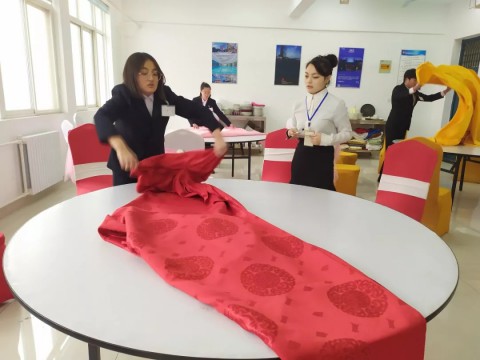 以赛促学！beat365平台官方网站举办酒店管理专业“中西餐宴会摆台”比赛