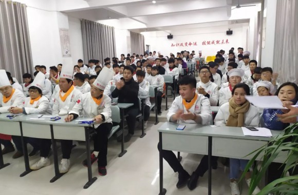 赛台看刀功！beat365平台官方网站举行烹调工艺与营养专业基本功比赛