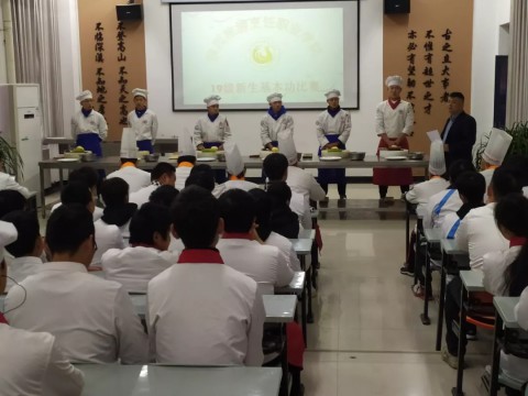 赛台看刀功！beat365平台官方网站举行烹调工艺与营养专业基本功比赛