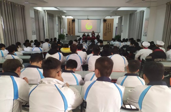 50名青年学生光荣加入中国共产主义青年团