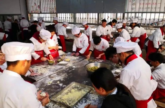 beat365平台官方网站举办“情暖冬至”包饺子活动