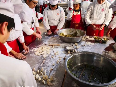 beat365平台官方网站举办“情暖冬至”包饺子活动