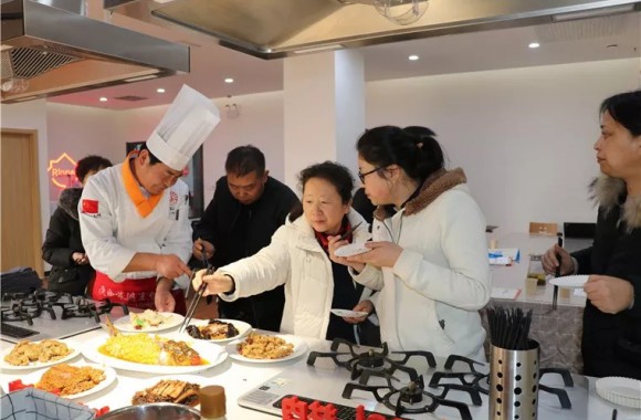 大师教做年夜饭 色味俱佳过大年