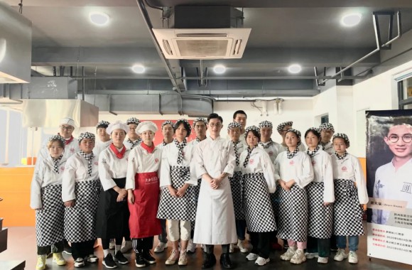 不忘母校恩 共叙师生情丨陕旅烹院2018届优秀毕业生黄大泉回母校交流