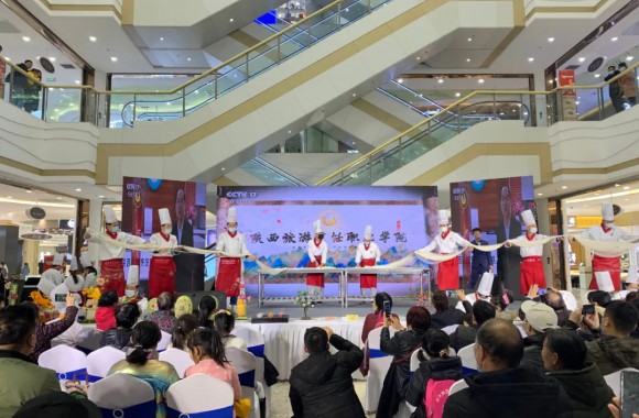 弘扬工匠精神 尽显职教风采 | beat365官网师生前往大明宫万达广场进行技能展示