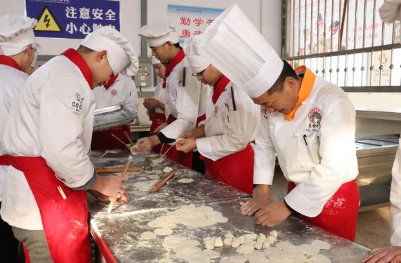 爱在陕旅烹院 冬至温暖人心|beat365平台官方网站组织师生开展冬至包饺子活动