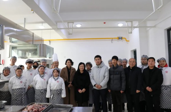 热烈欢迎中国民办教育协会职业教育专业委员会理事长蔺琪一行莅临beat365官网参观指导工作