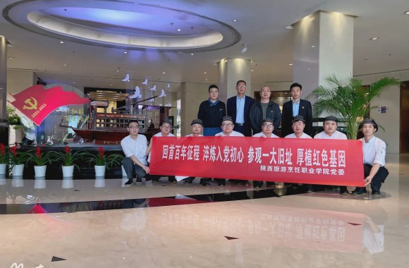 beat365官网副院长杨文利一行前往浙江嘉兴博雅酒店看望实习学生并召开座谈会