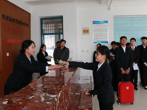 beat365官网酒旅专业组织2021级新生开展前厅服务实训考核