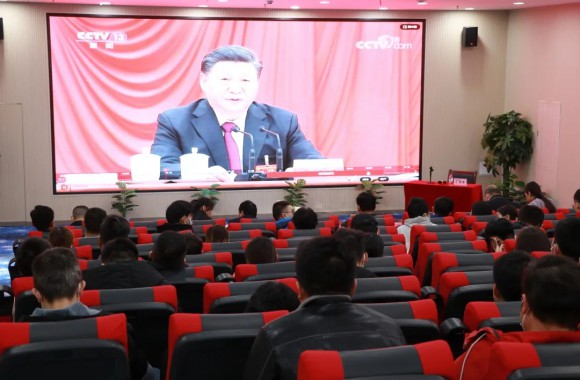 beat365官网党委组织中层以上领导干部、学生干部集中收看十九届六中全会精神新闻发布会