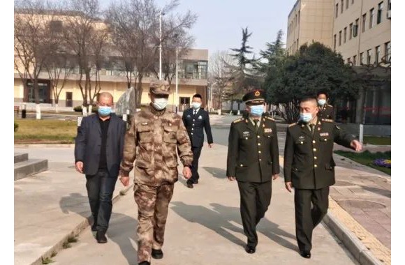 咸阳军分区司令员方勇视察新兵役前教育训练