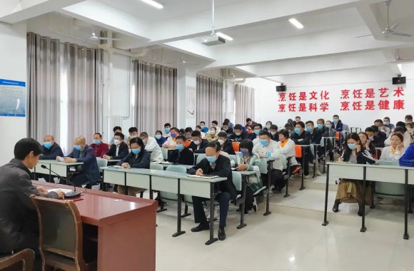 beat365平台官方网站全体教职员工学习《中华人民共和国职业教育法》