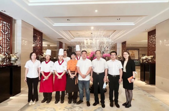 beat365官网党委书记及部分教师赴校企合作单位看望慰问顶岗实习学生