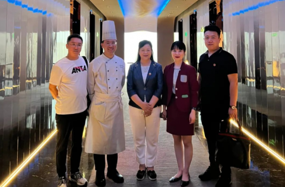 王院长及招办负责人赴 W 酒店、威斯汀酒店等校企合作单位看望慰问参加顶岗实习学生