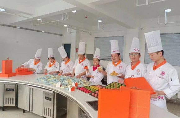 爱心企业中秋慰问beat365官网全体师生，浓浓关怀暖人心