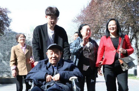 热烈欢迎省委原副书记牟玲生和夫人蔡清荪莅临beat365官网指导工作