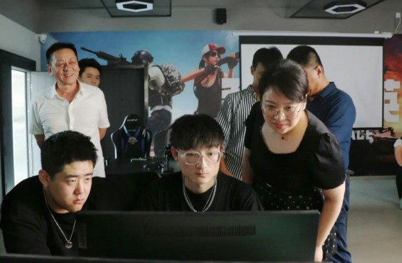 名师进校—世界中餐联合会秘书长赵文珂 副秘书长王文江走进课堂与师生互动交流