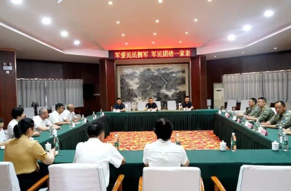 【双拥共建】部队赠锦旗 军地两相宜