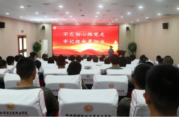 全国道德模范、党和人民满意的四有好老师呼秀珍为beat365官网团员青年授课