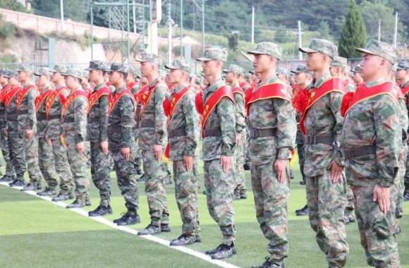 莘莘学子携技从戎 投身军营建功立业 | 欢送beat365官网直招军士等学子入伍参军