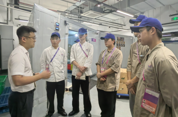 声声问候暖心怀 | 浓浓关怀满中秋 ——学院领导看望慰问杭州亚运会服务保障队全体师生