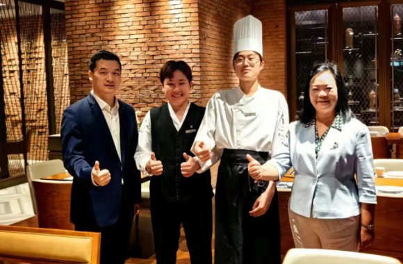 王新丽院长国庆节走访企业看望顶岗实习学生