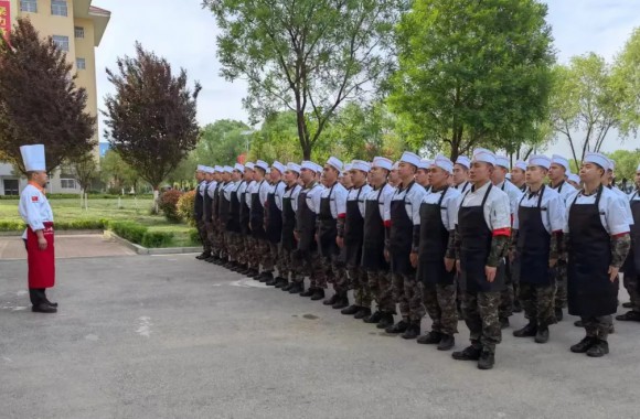 餐桌连着战场 保障关乎胜负 吃出强健体格 决胜未来战场 【灶台上的练兵场】中式烹调师培训，来了！