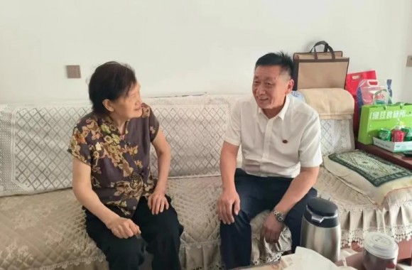 粽香情暖老园丁学院党委、工会开展离退休教职工端午节慰问活动