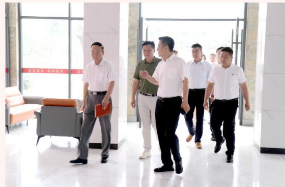 西藏阿里地区中等职业技术学校教师素质提升培训班老师来beat365官网参观交流