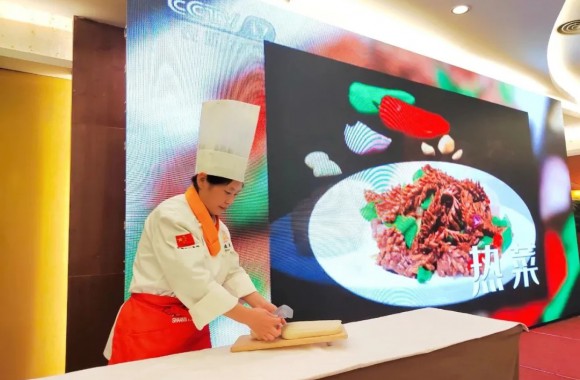 以“烹饪艺术”架起友谊桥梁 | beat365平台官方网站为日本香川县友好代表团展示中国传统烹饪艺术