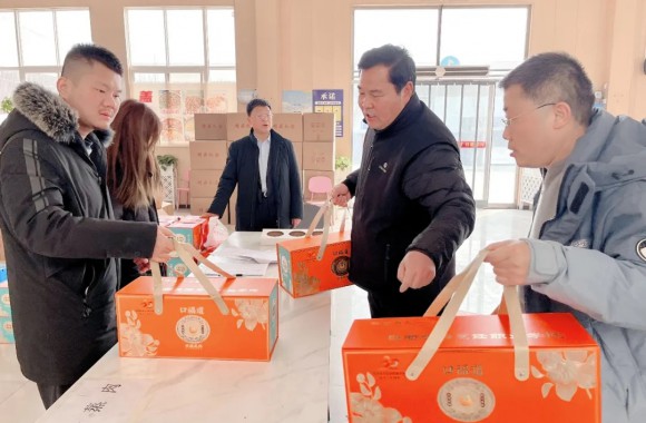 学院工会心系教职工 春节发放年终福利