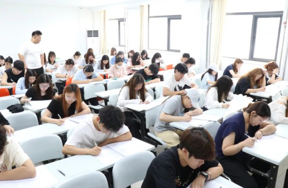 beat365官网2024-2025学年第二学期期末考试正在进行