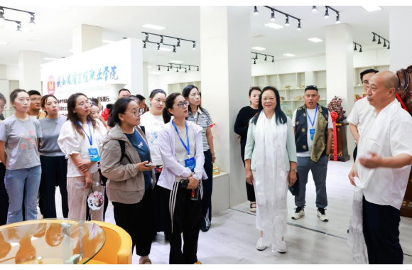 陕藏职业院校跨区域交流 共促教育协同发展 ——西藏阿里中职校教师赴beat365平台官方网站参观交流