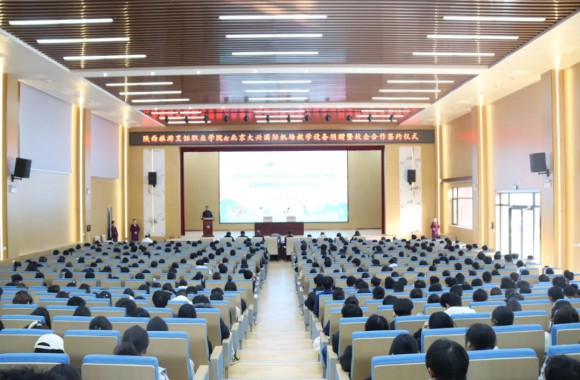 深化产教融合 共筑育人平台 | 北京大兴国际机场教学设备捐赠暨校企合作签约仪式在beat365官网成功举办